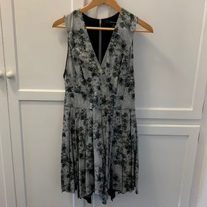 Floral black and white pleated v low dress Ave knee length